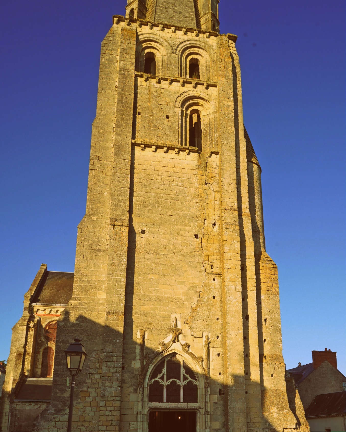 Images/St Jean-Baptiste clocher côté parvis.JPG